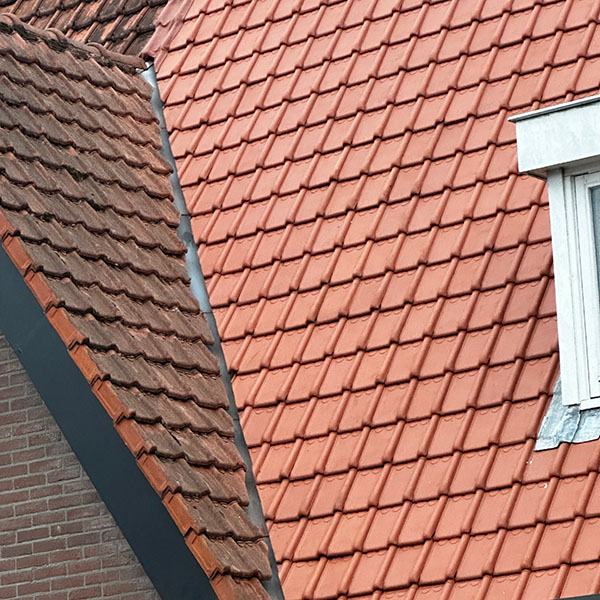 Hellend dak met keramische dakpannen