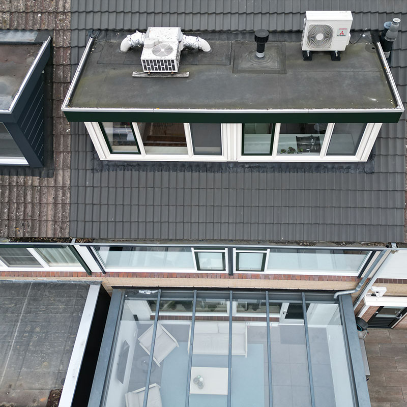 Vakkundig gerenoveerd hellend dak met nieuwe dakpannen – Dakpanrenovatie.nl