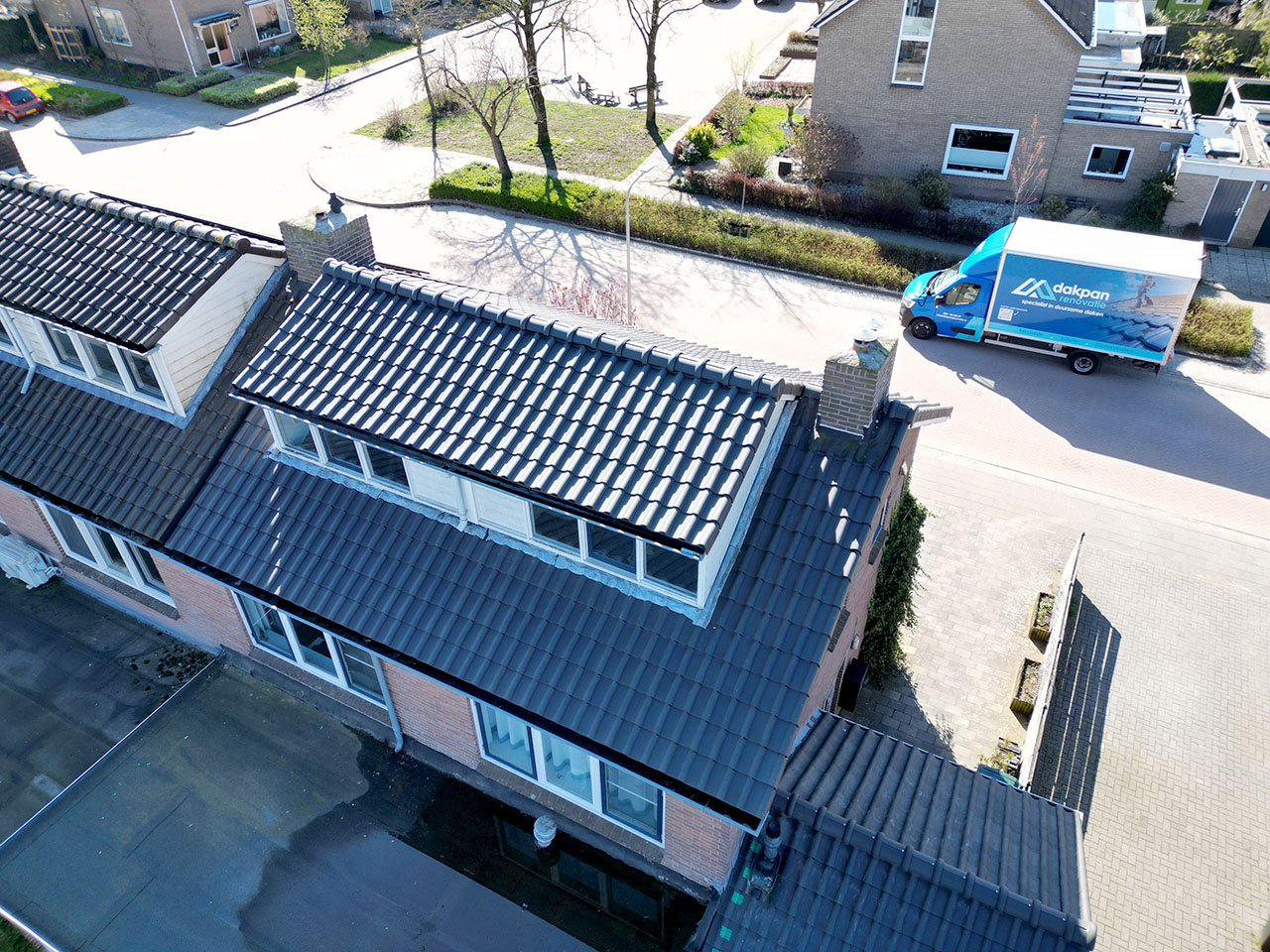 Keramische dakpannen Monier op hellend dak woning Midden-Nederland