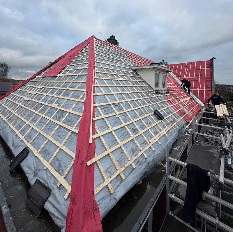Leggen dakpannen bij dakrenovatie