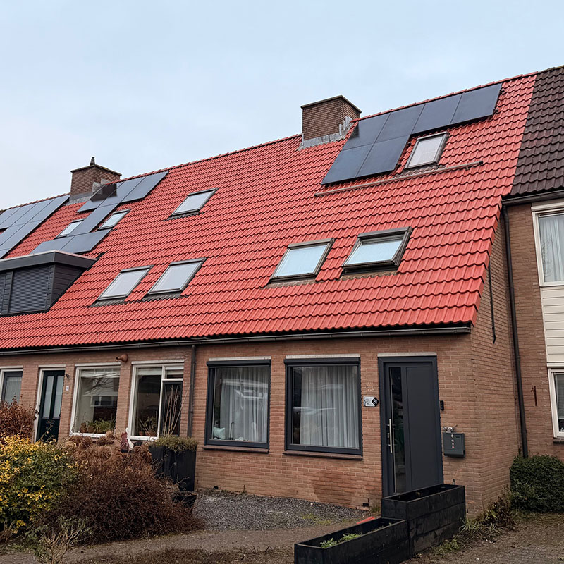 Nieuw gerenoveerd hellend dak met A-merk betondakpannen, klaar voor oplevering