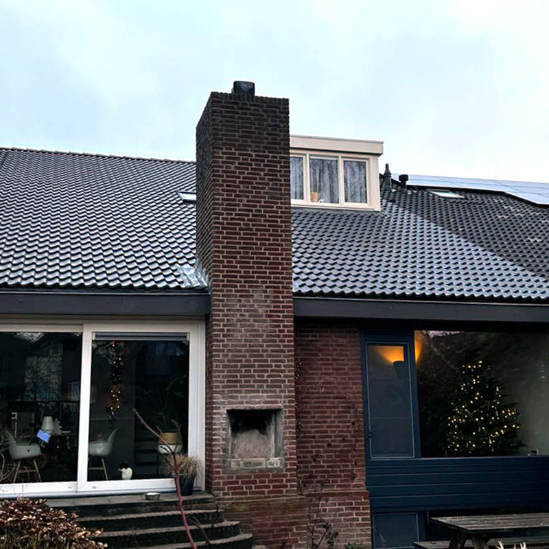 Sneldek dakpan renovatie-dak met schoorsteen