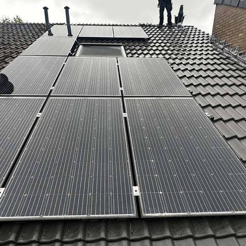 Dakpannen vervangen terwijl zonnepanelen tijdelijk verwijderd zijn