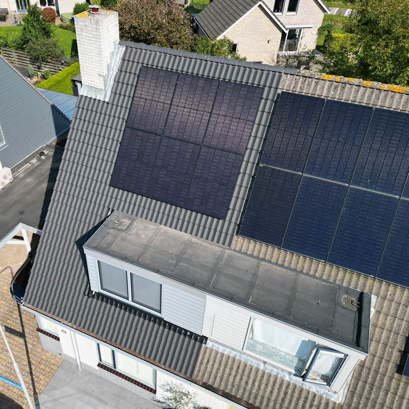 Gerenoveerd dak met herplaatste zonnepanelen woning Gelderland