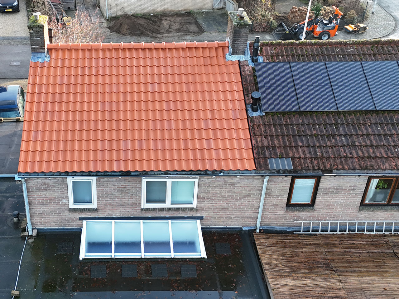 OVH dakpan keramische golfpan op traditioneel Hollands pannendak woning Gelderland