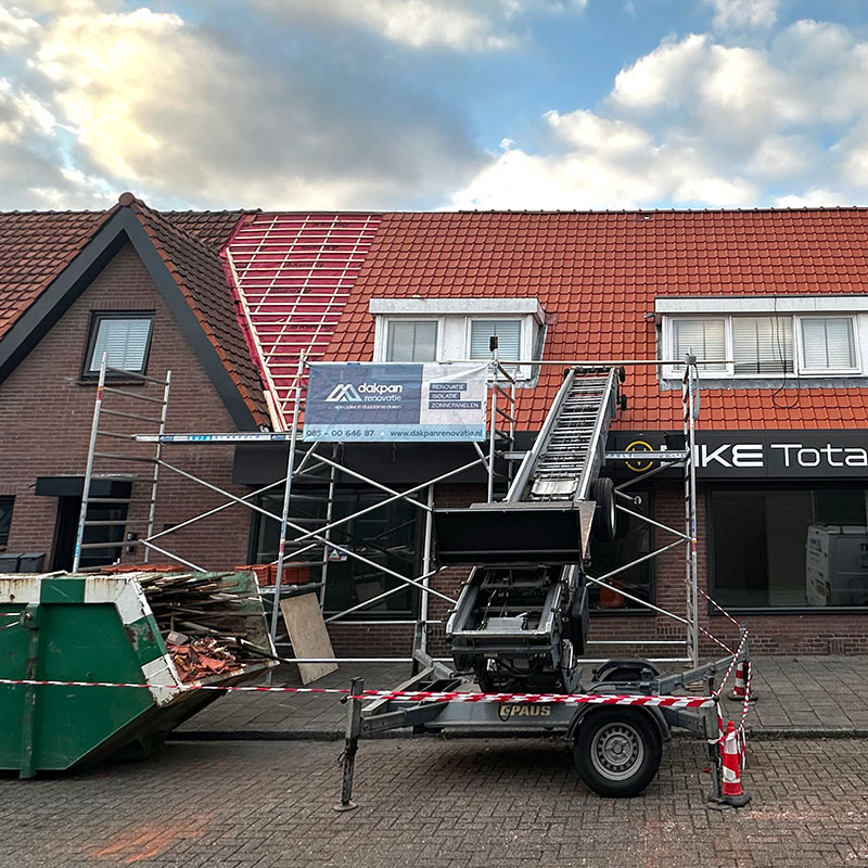Dakpan Renovatie dakdekker legt Oude Holle keramische dakpannen op hellend dak