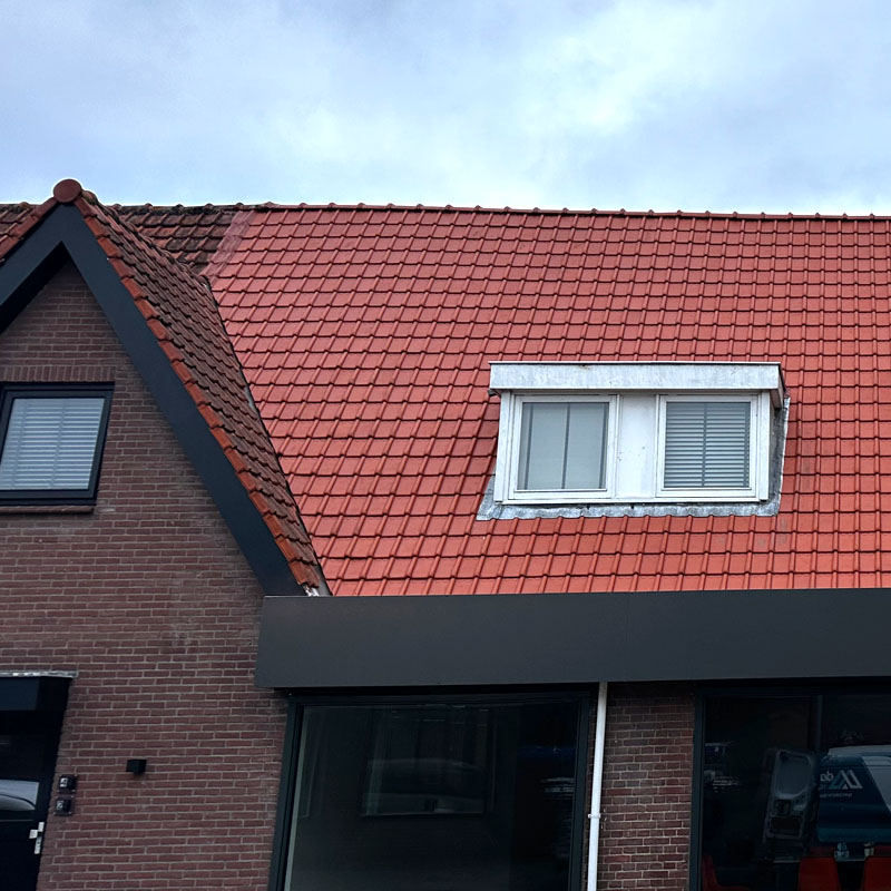 Resultaat dakrenovatie Oude Holle keramische dakpannen woning Gelderland voor en na