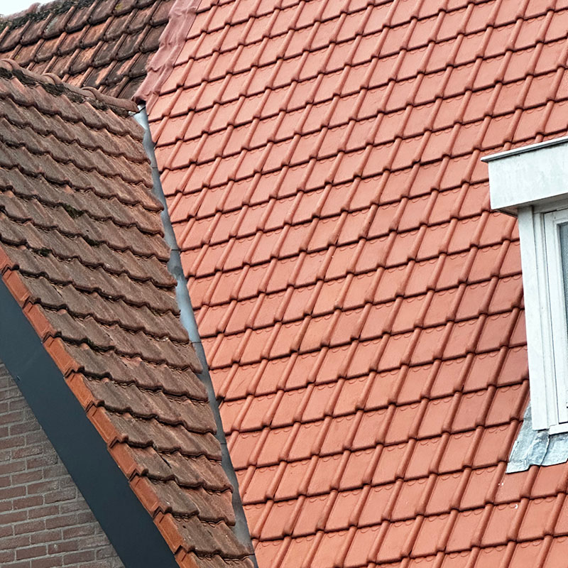 Detail nokvorst Oude Holle keramisch dak vakkundige montage waterdichte afwerking