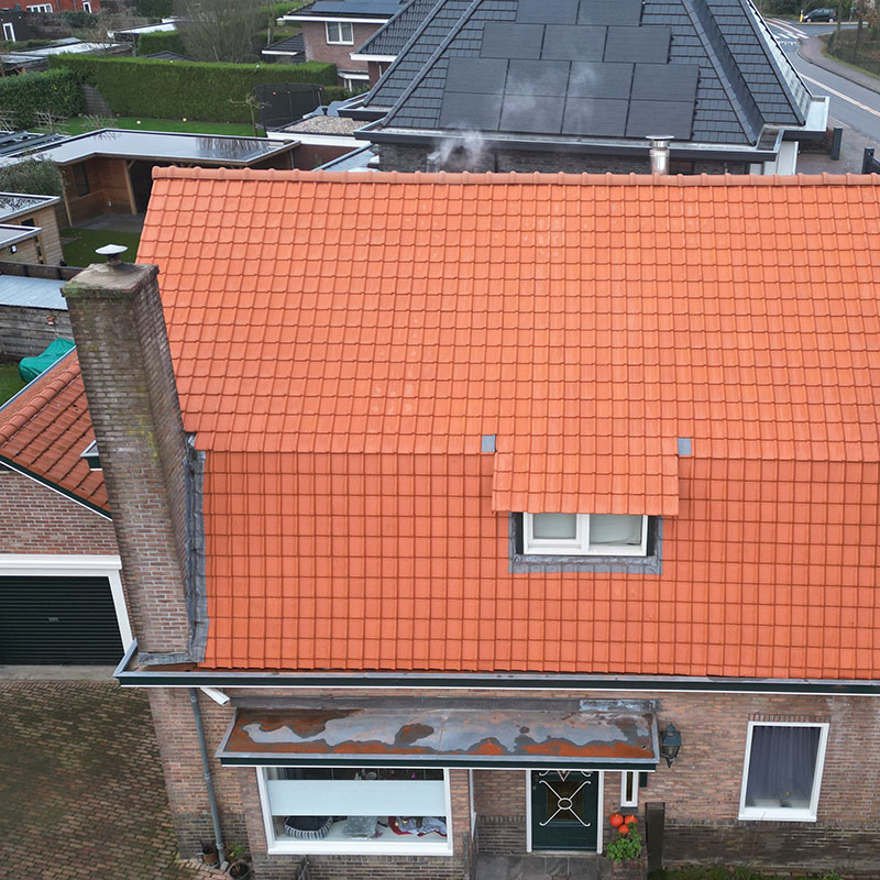 Oude Holle keramische dakpan natuurrood golvend dakprofiel luchtfoto woning
