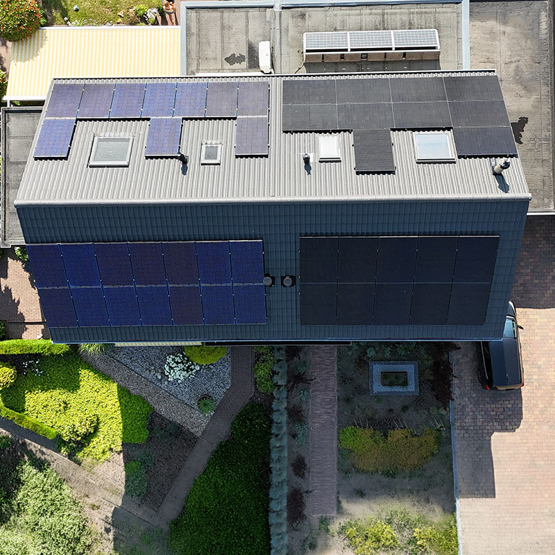 Dakrenovatie en zonnepanelen combineren