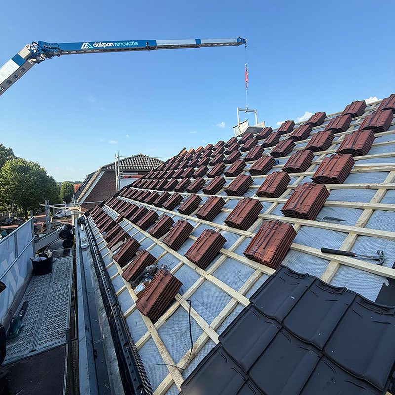 Dakrenovatie met mobiele kraan