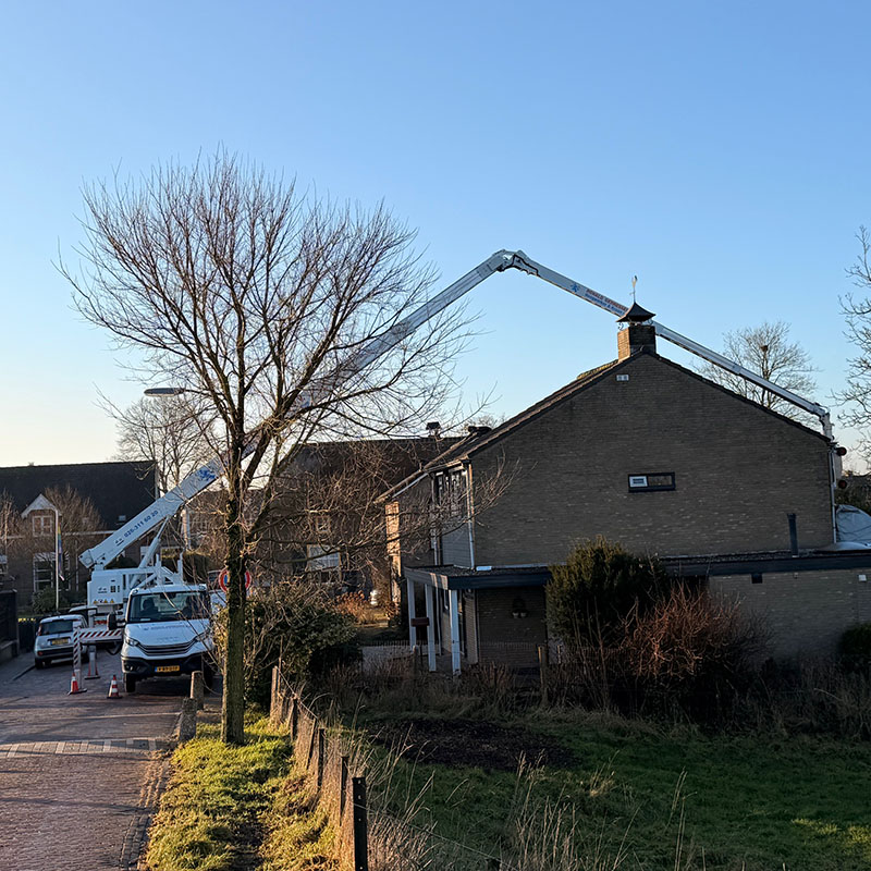 Hijskraan over woning