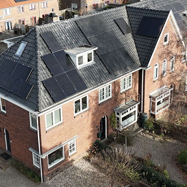Keramische dakpannen met zonnepanelen